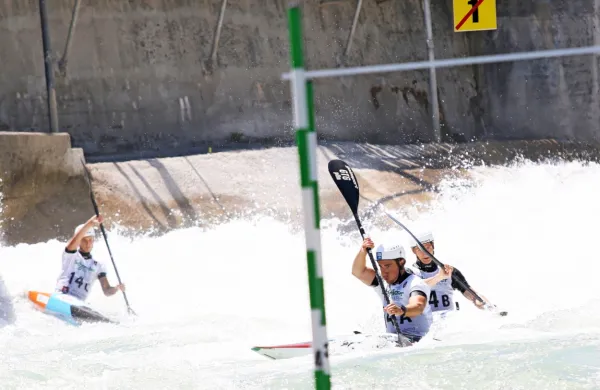 Tako je kajakaška ekipa mladincev včeraj veslala zlati medalji 
naproti. 