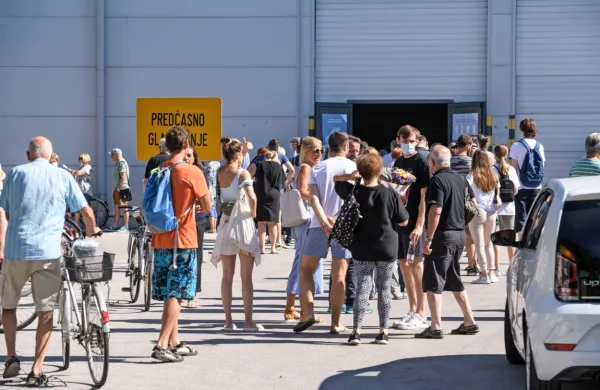 Predčasnega glasovanja na referendumu o noveli zakona o vodah, 
ki se je začelo v torek, se je po podatkih občinskih volilnih komisij 
v dveh dneh udeležilo 54.456 volilcev.