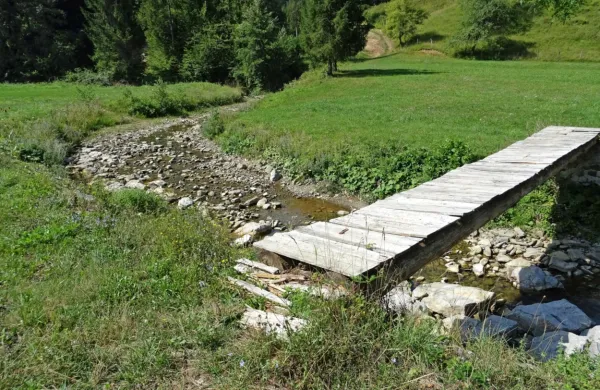 Državni svetniki vlado pozivajo, naj ponovno razmisli o zajezitvi 
Suhorce. 