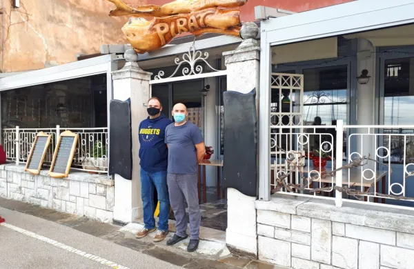 V restavracij Pirat, ki jo vodita Rok (levo) in Robin Vogrič, 

 bi bili veseli tudi  gostov, ki bi želeli plačati z boni, a menijo, da bi 
bilo treba postopek poenostaviti.