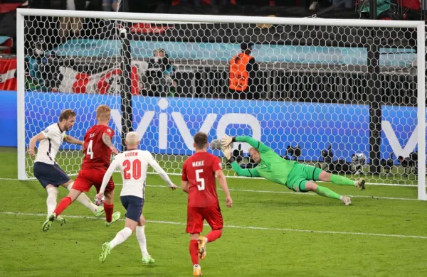 Angleška nogometna reprezentanca je   z 2:1 (1:1, 1:1) po podaljšku 
premagala Dansko in si priigrala finalni obračun proti Italiji.