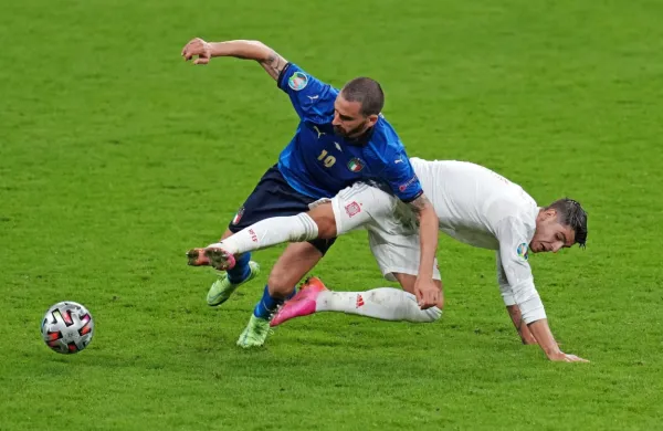 Alvaro Morata (desno) je proti Italiji sicer zadel in izenačil izid v 
rednem delu tekme, a nato tako kot proti Slovaški zapravil   
enajstmetrovko, s čimer si v Španiji spet ne bo pridobil simpatij.  