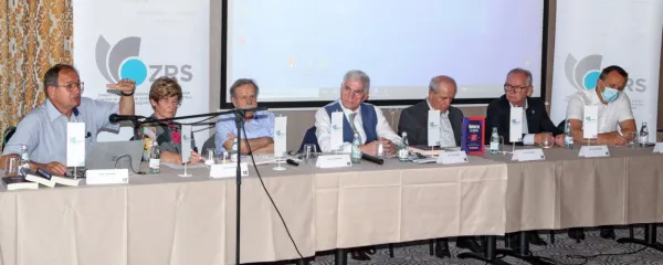 Na okrogli mizi v organizaciji ZRS Koper so  o nujnosti zakonov o univerzah in o raziskovalnih inštitucijah razpravljali (z leve): dr. Rado Bohinc, dr. Lucija Čok, dr. Stane Pejovnik, dr. Ludvik Toplak, dr. Ivan 
Svetlik, dr. Danilo Zavrtanik in dr. Gregor Anderluh.    