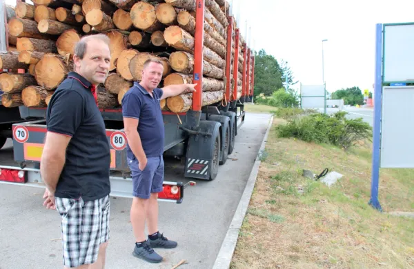 Martin Mahne iz podjetja Mahne in Branko Vouk iz podjetja 
Carpinus kažeta na mejni prehod   Pesek, od koder jih policist kljub 
meddržavnemu dogovoru preganja.