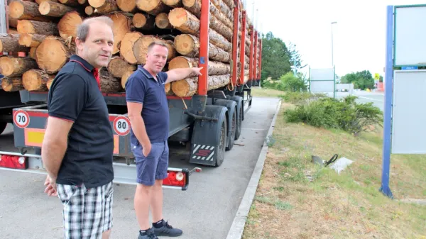 Martin Mahne iz podjetja Mahne in Branko Vouk iz podjetja 
Carpinus kažeta na mejni prehod   Pesek, od koder jih policist kljub 
meddržavnemu dogovoru preganja.