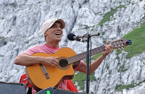 Manu Chao, stari znanec festivala No Borders, bo 30. julija ljudstvo 
k petju in poskakovanju spravil pri Belopeških jezerih.  