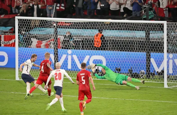 Tako je Harry Kane (levo) popravil svojo napako iz enajstmetrovke  
in z golom za zmago 2:1 proti Danski popeljal Anglijo v finale.