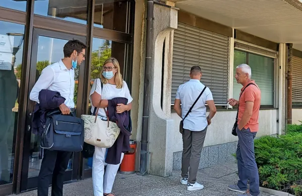 Odvetnika  Nejc Ukmar  in  Urška Krebelj, ki zagovarjata  Slavena Kovačevića (drugi z desne) in Darka 
Čeparja  (prvi z desne),  se bosta na sodbo pritožila.  