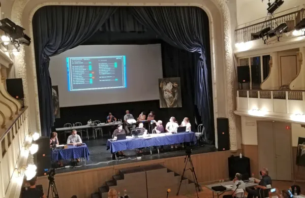 Ob glasovanju svetnikov o sanacijskem načrtu Okolja Piran in 
njegovi dokapitalizaciji, so bile vse oči uprte v zaslon, ki je 
pokazal, da ima Okolje Piran dovolj politične podpore.  