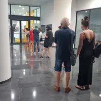 Na omnia volišču v Kopru je bilo treba dopoldne čakati v vrsti.