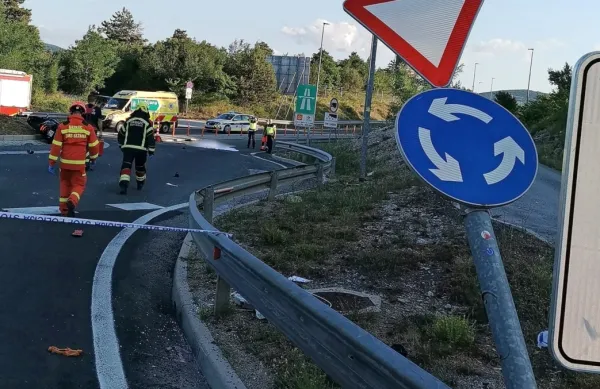 Motorist je s skuterjem zadel v ograjo,  nato pa  ga je dvignilo v zrak, 
kjer je trčil v drog obcestne razsvetljave. 

