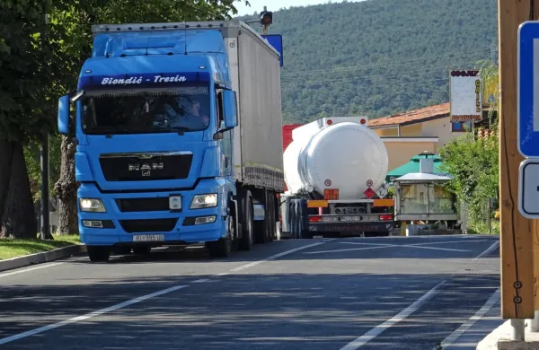 Po podatkih direkcije za ceste je med Obrovom in Kozino v letu 2019 dnevno v povprečju peljalo 7138 
vozil, od tega približno 1500 tovornjakov. 