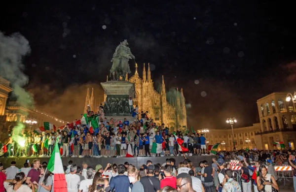 Po finalni zmagi nad Anglijo so italijanski navijači rajali tudi v 
Milanu, kjer pa se je nekaj ljudi med proslavljanjem celo poškodovalo.  