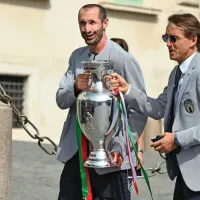 Selektor Roberto Mancini (desno) in kapetan reprezentance 
Giorgio Chiellini nosita lovoriko na sprejem pri predsedniku 
države Sergiu Mattarelli.  