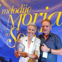 Zmagovalka Tatjana Mihelj in Pavle Plahutnik, predsednik strokovne žirije, ki je festival vodil pred 20 leti, ko je pevka nastopila 
na takratnem MMS mladi. 