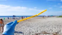 Veliko nepravilno odvržene plastike na koncu konča   v morju. 