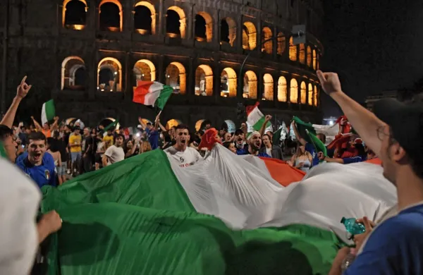 Zmaga Italije na evropskem prvenstvu je sprožila pravo rajanje na 
ulicah italijanskih mest.