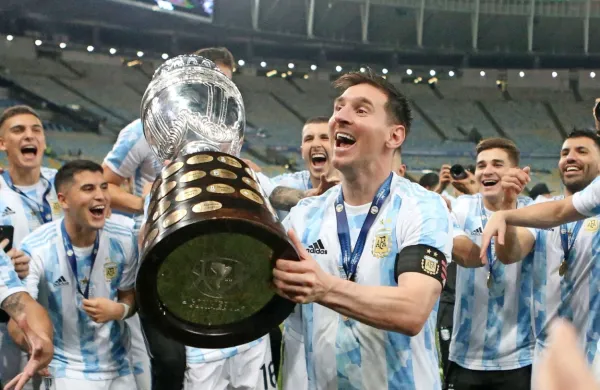Lionel Messi s pokalom za zmagovalca južnoameriškega prvenstva.