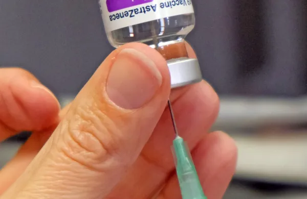 Strokovna skupina mešanja cepiv za zdaj ni priporočila, ga pa ob 
podpisani izjavi dopušča. 
