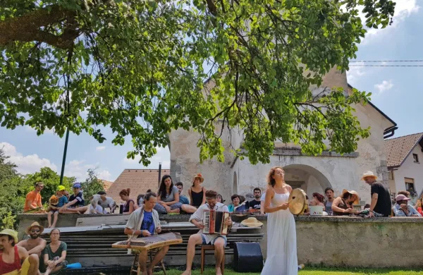 Grad Snežnik znova v utripu Plavajočega gradu