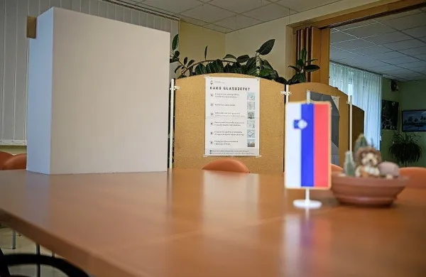 Državna volilna komisija  preverja referendumsko glasovanje na 
nekaterih voliščih. Fotografija je simbolična.