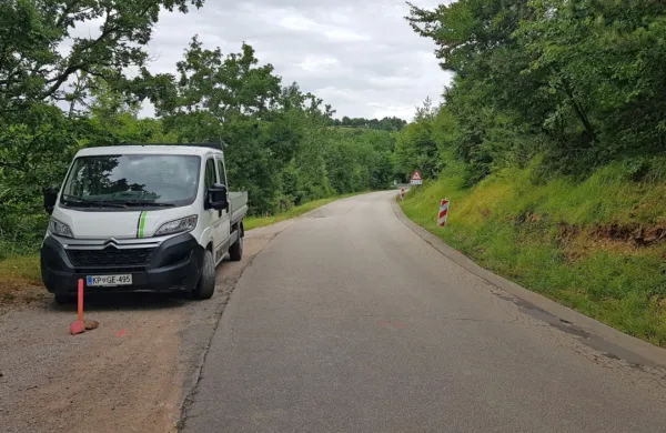V teh dneh  začenjajo obnavljati 260 metrov dolg odsek ceste v 
Dekanih, ki vodi proti središču vasi. Cesto Šmarje–Puče pa že 
obnavljajo.