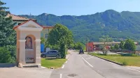 V Lokavcu se nadejajo približno 500 metrov novega pločnika od 
mostu čez potok Grajšček do odcepa za zaselek Palkovše.