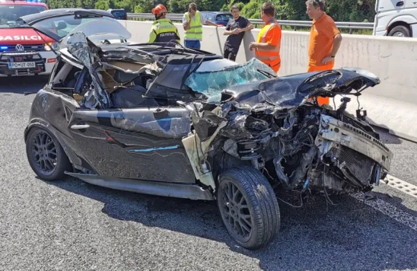 Mladi voznik se je  v nesreči laže poškodoval. 