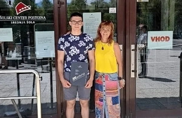 Matej Trošt z razredničarko Marinko Gabriel