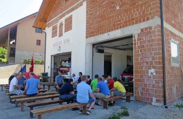 Godoviški gasilci so s prostovoljnim delom obnovili gasilski dom in 
do tretje faze športno kulturno dvorano. Dela v slednji naj bi po 
odkupu prostorov zaključila Občina. 