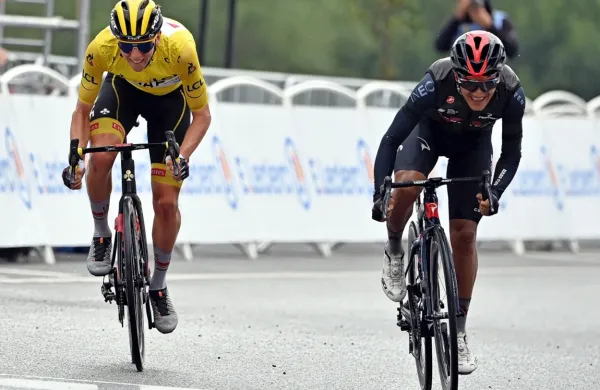 Tadej Pogačar (v rumeni majici) je včeraj z Richardom Carapazom  
uprizoril revialni sprint za gledalce.  