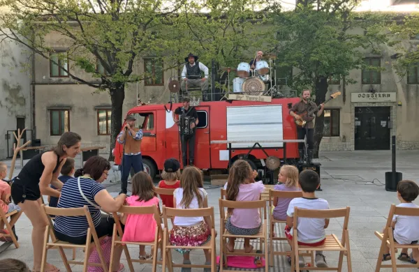 Na 1. uličnem festivalu filma in umetnosti v Ajdovščini je najmlajše 
zabaval tudi Teatro Matita.