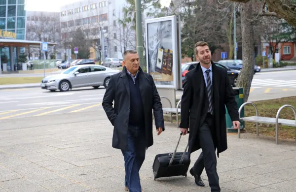 

Franjo Keleminović (levo) z odvetnikom Romanom Završkom.