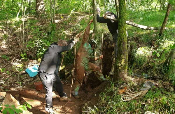 Na območju Živega muzeja Krasa, v bližini Orleka, je jamar Ludvik 
Husu odkril novo jamo, globoko 60 metrov. Vanjo se je prvi spustil 
njegov sin Matej, po njem je jama tudi dobila ime.