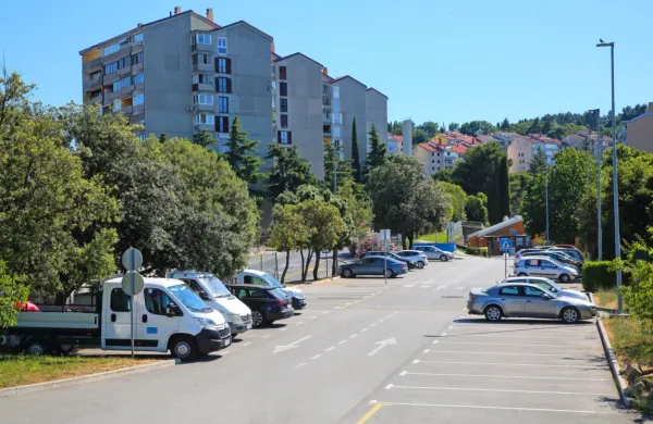 Odkar je občina uvedla plačljivo parkiranje na parkirišču pri OŠ 
Antona Ukmarja na Markovcu, to velikokrat tudi sameva.