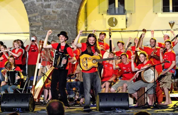 Veliki premierni koncert orkestra Etnohisterija bo v ponedeljek ob 
20.30  na koprskem Prešernovem trgu. 