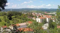 Povezovalni vodovod od Ilirske Bistrice, čez Brkine (v ozadju) pa do Rodika bodo začeli graditi predvidoma septembra, pridobili so 
10,5 milijona evrov EU-denarja. Ta vodovod bo varno vodooskrbo zagotovil  53 naseljem oziroma  10.600 prebivalcem.