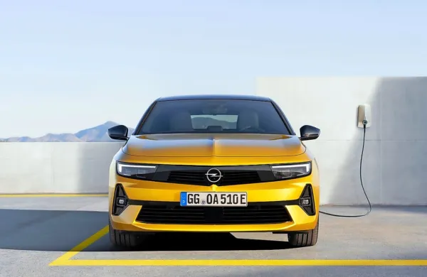Nova Stellantisova družina je tehnično večja še za enega člana – 
Opla astro, kar pomeni, da je to sestrski avto Peugeota 308 in DS 
4.