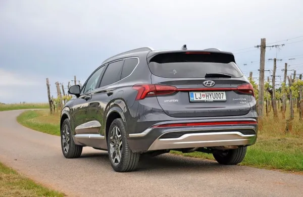 Santa Fe sodi v razred velikih SUV-jev, z zadnjo četrto generacijo in 
zdajšnjo vmesno prenovo pa je brez dvoma trdno uvrščen v 
premijski razred. Foto: Peter Pirkovič