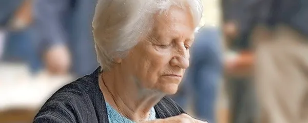 Oskrba starejših, ko ne morejo več skrbeti zase, postaja vse večja 
loterija.