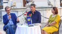 Gorazd Bajc (levo) in Borut Klabjan sta ob Jadranki Šturm, 
predsednici društva Tigr Primorske, na Prešernovem trgu v Kopru 
predstavila zgodovinsko monografijo o Narodnem domu.