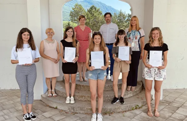 Diamantni maturantki Srednje šole Veno Pilon Ajdovščina Lina Lazić (prva z desne) in Eva Terčon (v 
sredini spredaj)  z zlatimi maturantkami poklicne mature Saro Furlan, Martino Šebenik in Eli Čigon, 
razredničarkami Vido Červ, Ireno Šen Vitez in Damjano Plešnar ter z ravnateljem Andrejem 
Rutarjem 