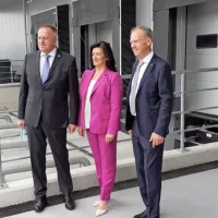 Ljubo Nadoh (desno) s soprogo Vesno Nadoh odpira novo poglavje 
Pet Paka v Postojni. Na odprtje novih prostorov je prišel tudi 
minister Zdravko Počivalšek (levo).