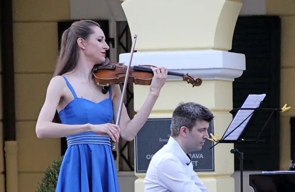 Na odru so se doslej že zvrstili številni izvajalci, med njimi  
glasbenika Veronika in Danijel Brecelj