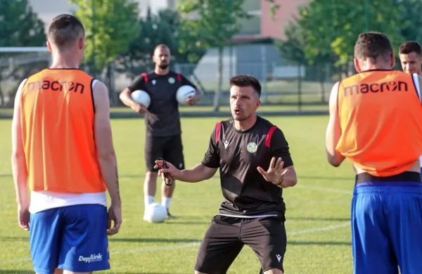 Zoran Zeljković (v sredini) bo v novo sezono popeljal zelo 
pomlajeno ekipo Kopra. 