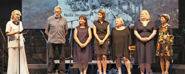 Del ekipe, ki je Nataši Benčič pomagala pri nastanku knjige  portretov Zanimivi Izolani: (z leve)  Remigio Grižonič, Lilijana Hrvatin, Nana Posega, Senka Smailagić, Mateja Brežan in Miriam Feder.    