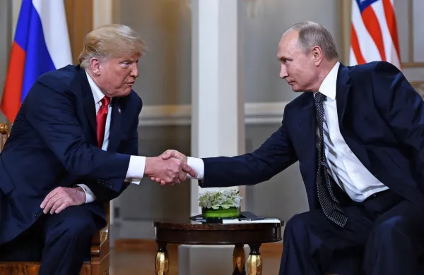 Vladimir Putin in “njegov” ameriški predsednik Donald Trump 
med enim od njunih srečanj, ko se je o ruskem vpletanju v 
ameriške volitve le ugibalo. Z objavo kremeljskih dokumentov so 
ugibanja dobila tudi stvarno podlago. 