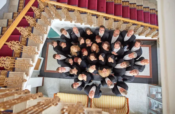 Med domačimi zbori se bo v živo predstavil tudi Zbor Slovenske filharmonije.  