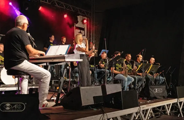 V četrtek je nastopil domači Robert Vatovec Big Band   s pevkama 
Vivijano Babič Martucci in Evo Brajkovič.