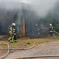 V konju&scaron;nici so gorele bale sena